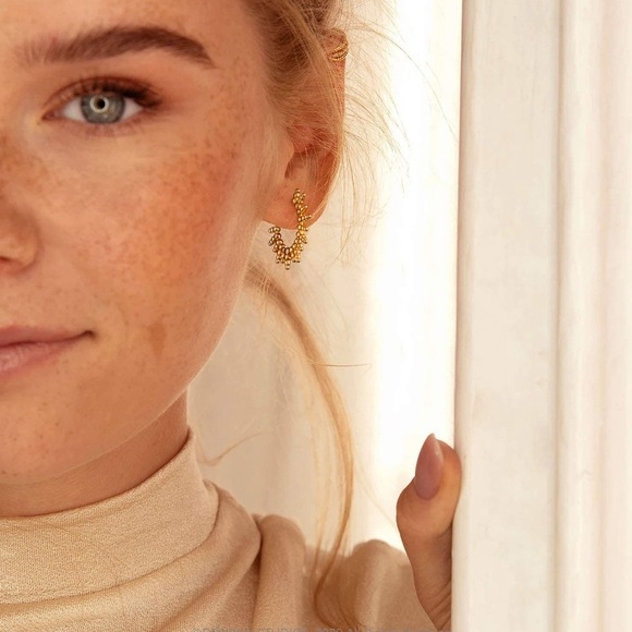 ✨18K Gold Plated Sun Sunburst Huggie Hoop Earrings - Picture 2 of 8